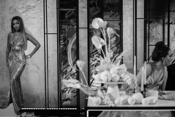 Свадебная вечеринка в лучах разноцветного неона