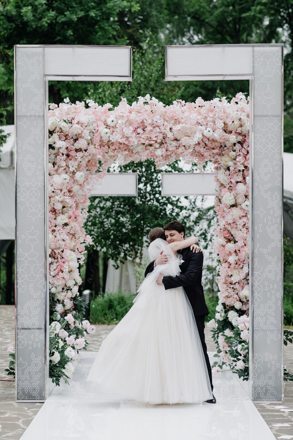 Классическая свадьба, утопающая в пудровых цветах