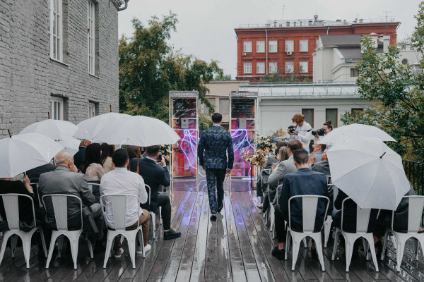 Свадебная вечеринка в лучах разноцветного неона