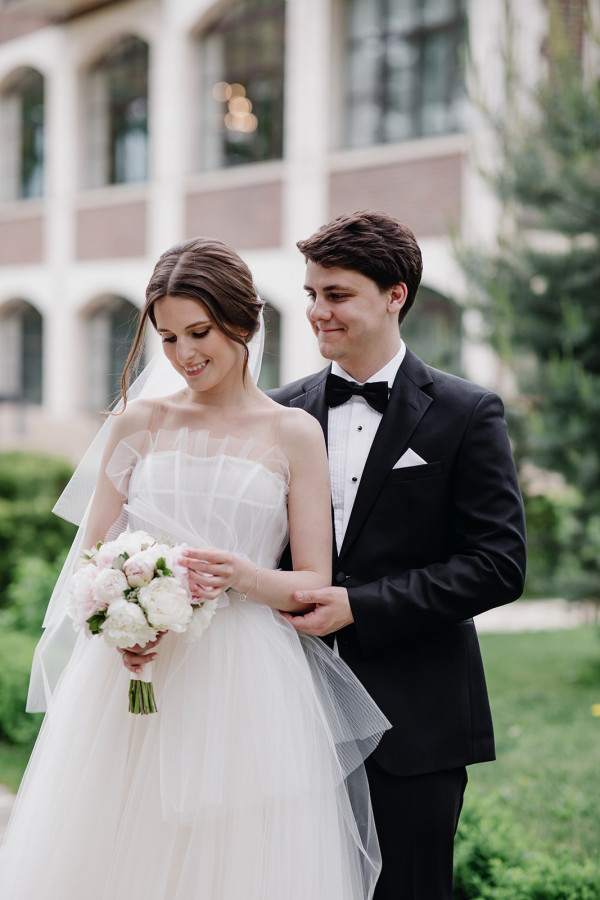 Классическая свадьба, утопающая в пудровых цветах