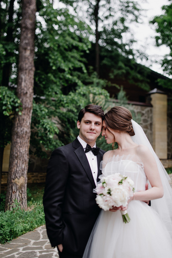 Классическая свадьба, утопающая в пудровых цветах