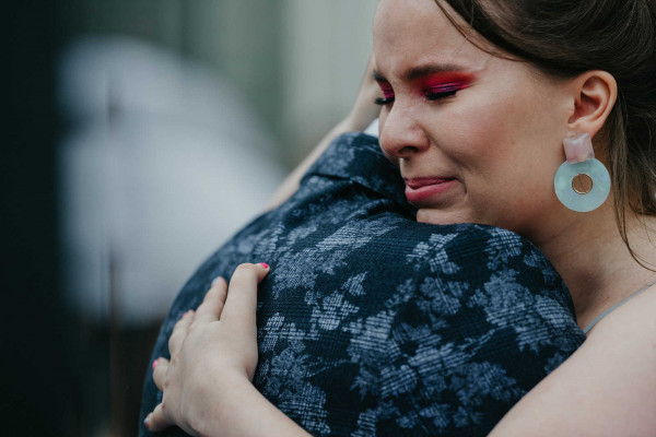 Свадебная вечеринка в лучах разноцветного неона