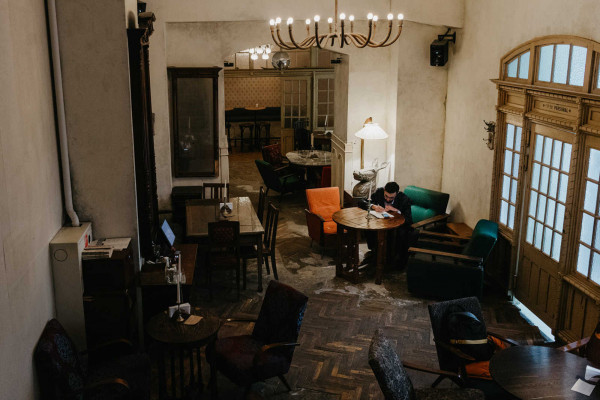 Свадебная вечеринка в лучах разноцветного неона