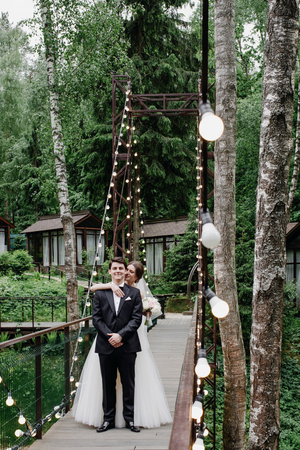 Классическая свадьба, утопающая в пудровых цветах