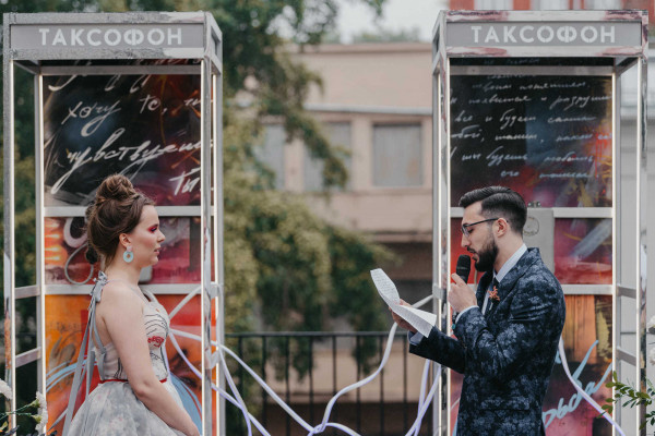 Свадебная вечеринка в лучах разноцветного неона