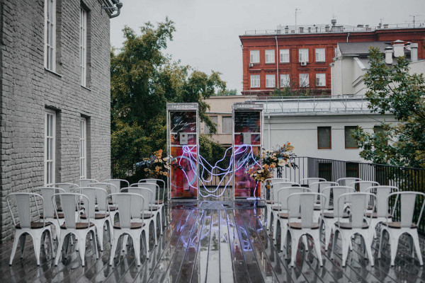 Свадебная вечеринка в лучах разноцветного неона