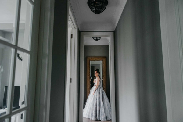 Свадебная вечеринка в лучах разноцветного неона