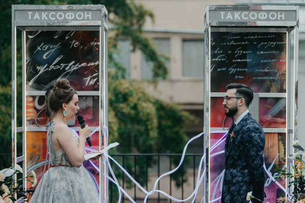 Свадебная вечеринка в лучах разноцветного неона