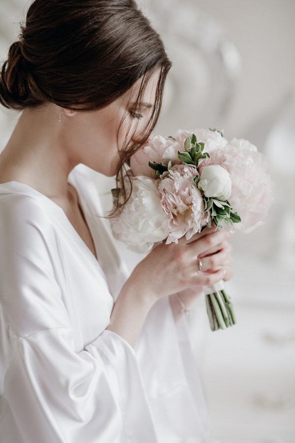 Классическая свадьба, утопающая в пудровых цветах