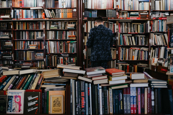 Свадебная вечеринка в лучах разноцветного неона