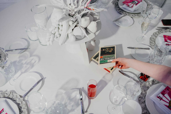 Свадебная вечеринка в лучах разноцветного неона