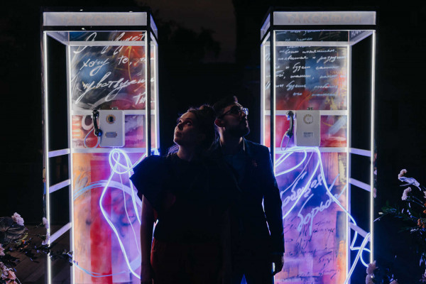 Свадебная вечеринка в лучах разноцветного неона