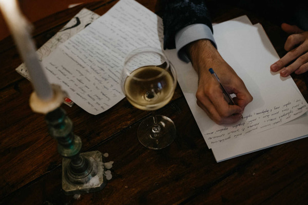 Свадебная вечеринка в лучах разноцветного неона