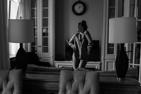 Свадебная вечеринка в лучах разноцветного неона