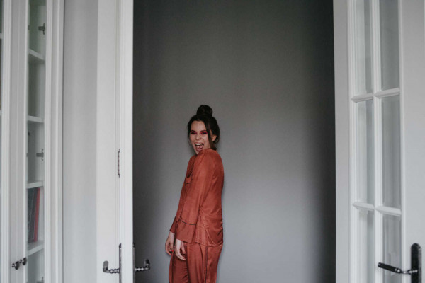 Свадебная вечеринка в лучах разноцветного неона