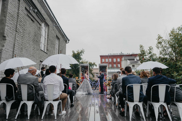 Свадебная вечеринка в лучах разноцветного неона