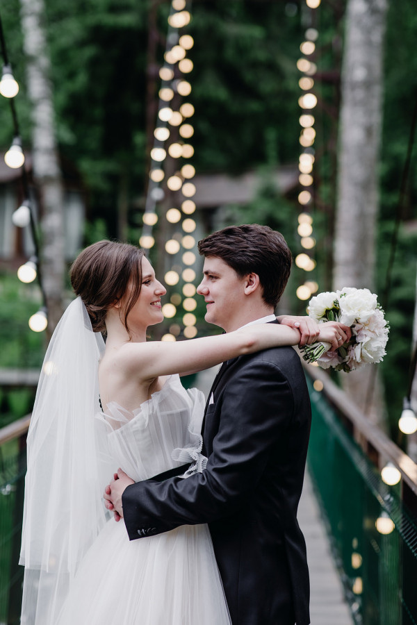 Классическая свадьба, утопающая в пудровых цветах