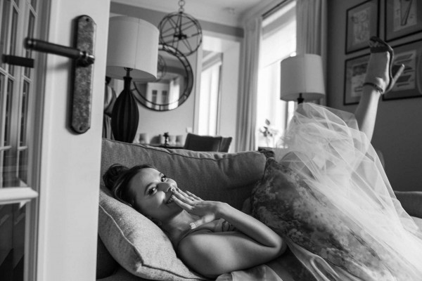 Свадебная вечеринка в лучах разноцветного неона