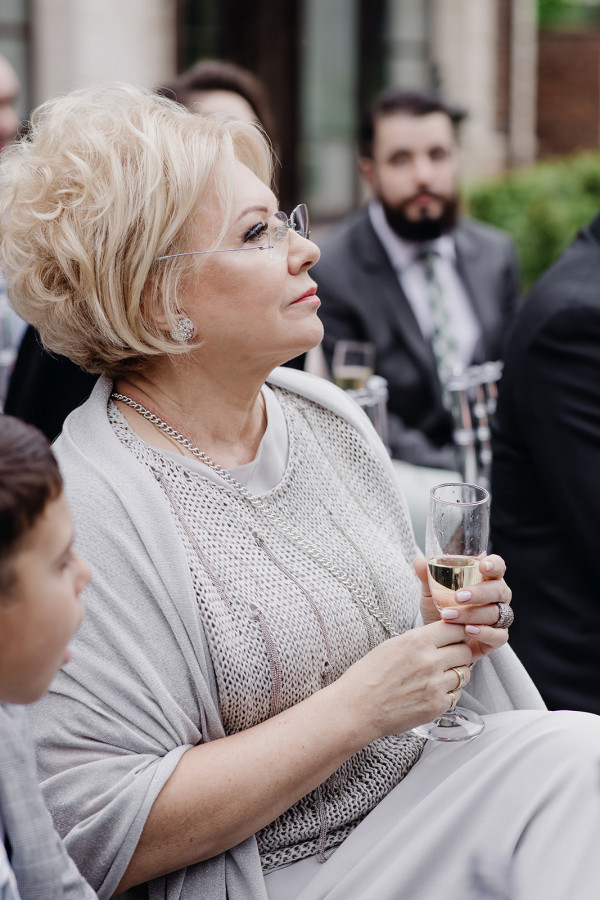 Классическая свадьба, утопающая в пудровых цветах