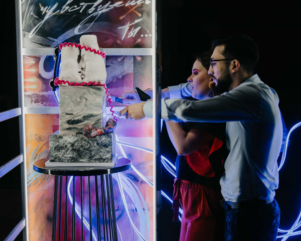 Свадебная вечеринка в лучах разноцветного неона