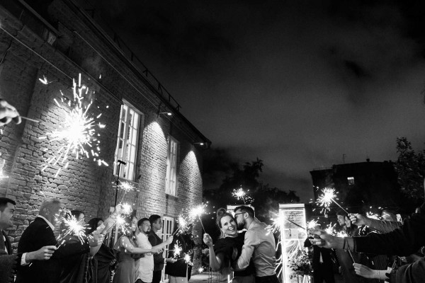 Свадебная вечеринка в лучах разноцветного неона