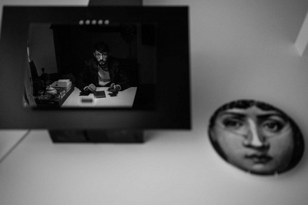 Свадебная вечеринка в лучах разноцветного неона