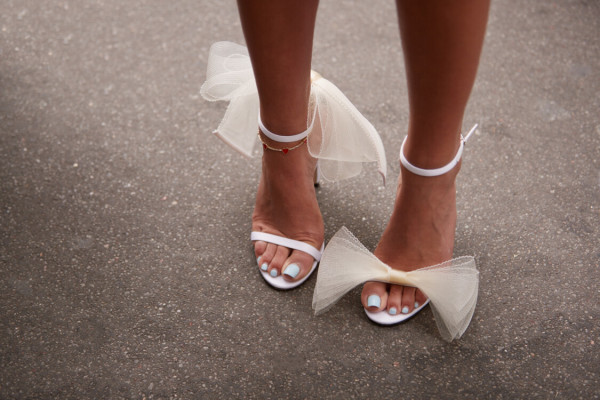 Модное решение для невест: босоножки с большими