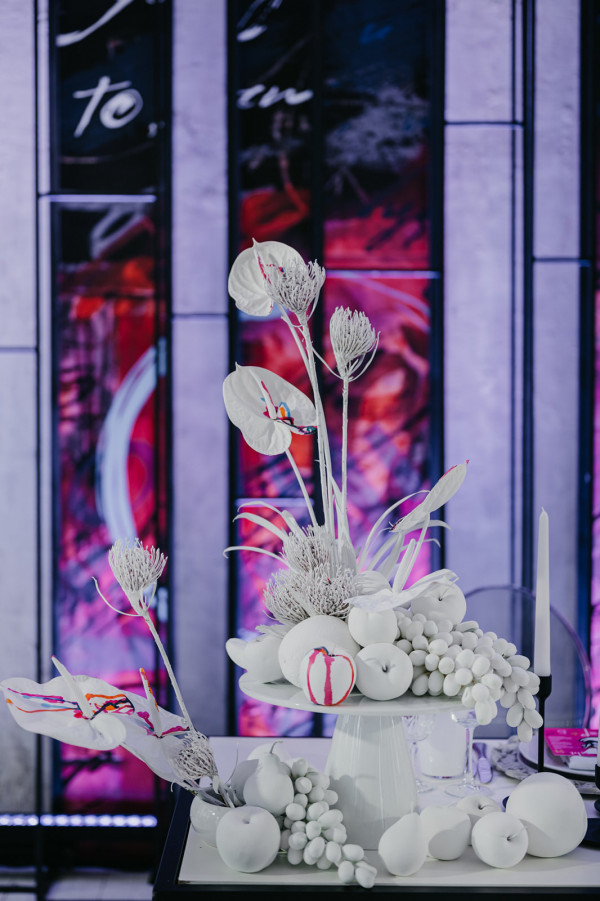 Свадебная вечеринка в лучах разноцветного неона