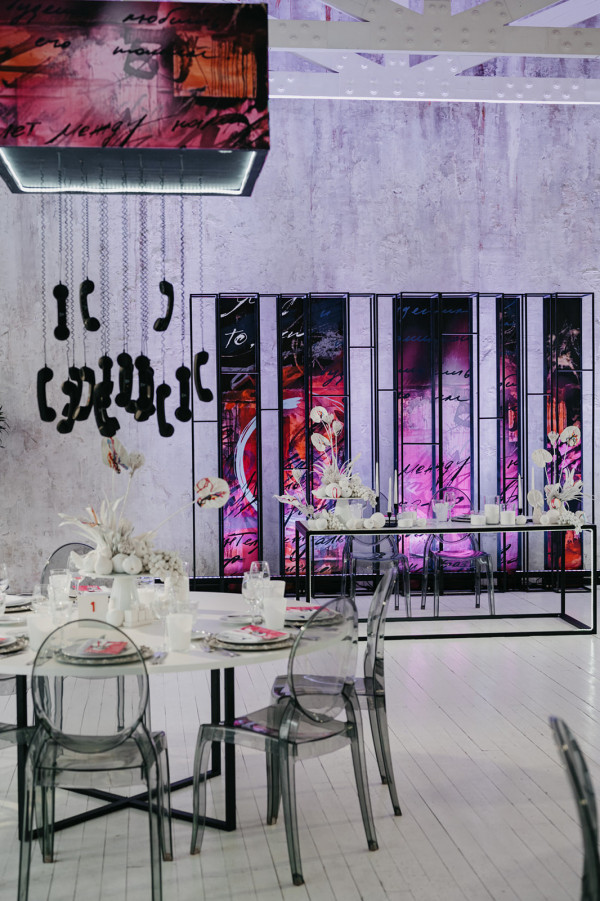 Свадебная вечеринка в лучах разноцветного неона