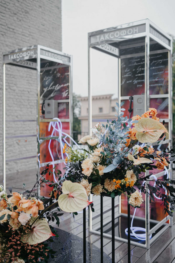 Свадебная вечеринка в лучах разноцветного неона