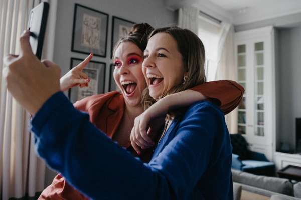 Свадебная вечеринка в лучах разноцветного неона