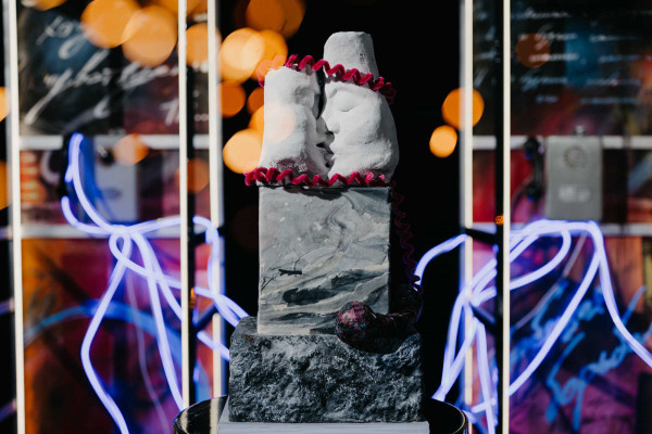 Свадебная вечеринка в лучах разноцветного неона