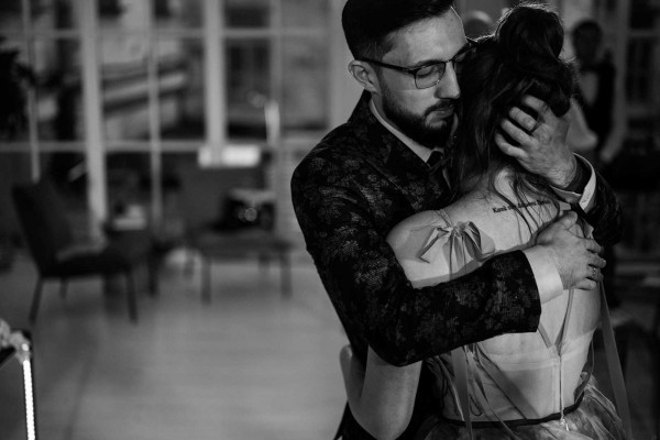 Свадебная вечеринка в лучах разноцветного неона