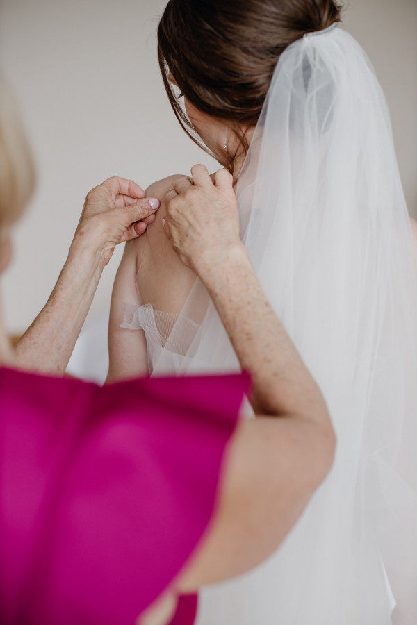 Классическая свадьба, утопающая в пудровых цветах