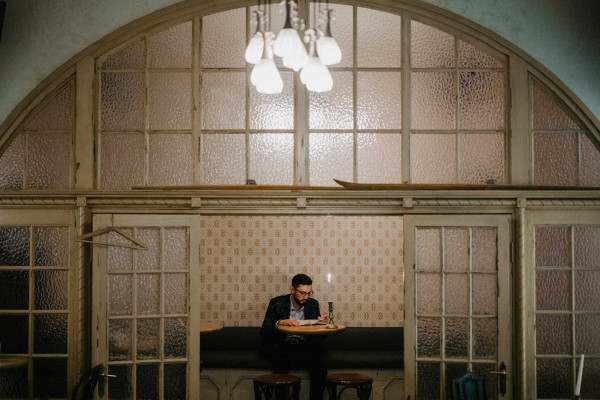 Свадебная вечеринка в лучах разноцветного неона