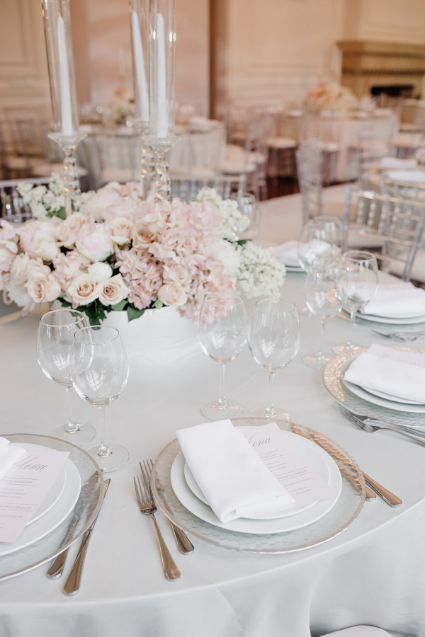 Классическая свадьба, утопающая в пудровых цветах