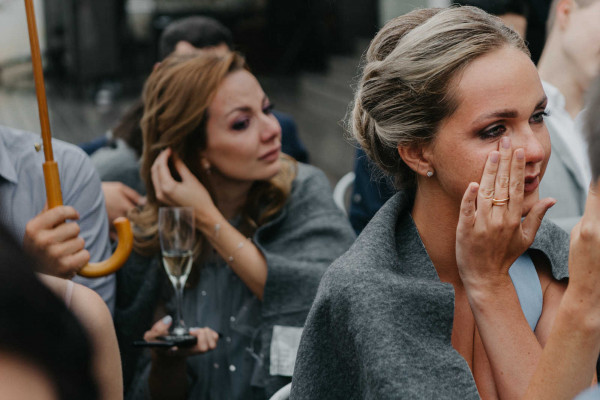 Свадебная вечеринка в лучах разноцветного неона