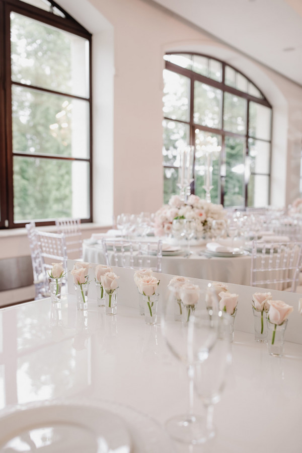 Классическая свадьба, утопающая в пудровых цветах