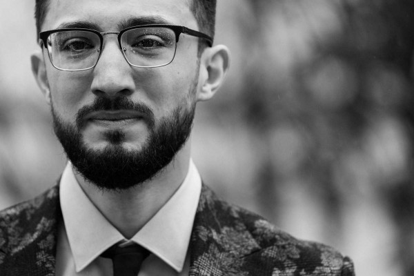 Свадебная вечеринка в лучах разноцветного неона