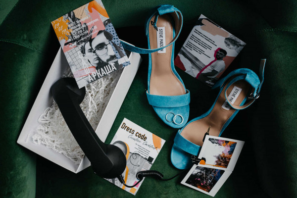 Свадебная вечеринка в лучах разноцветного неона