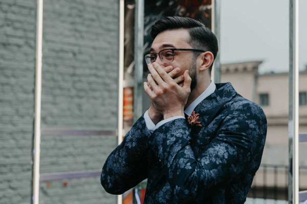 Свадебная вечеринка в лучах разноцветного неона