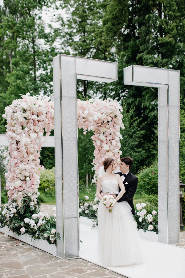 Классическая свадьба, утопающая в пудровых цветах