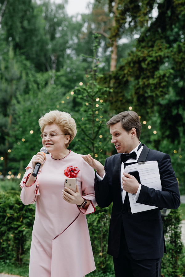 Классическая свадьба, утопающая в пудровых цветах