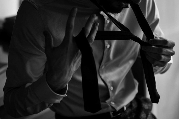 Свадебная вечеринка в лучах разноцветного неона