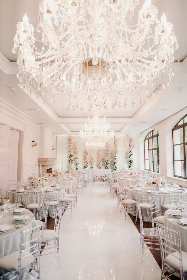 Классическая свадьба, утопающая в пудровых цветах