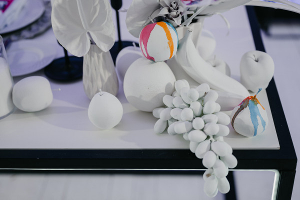 Свадебная вечеринка в лучах разноцветного неона