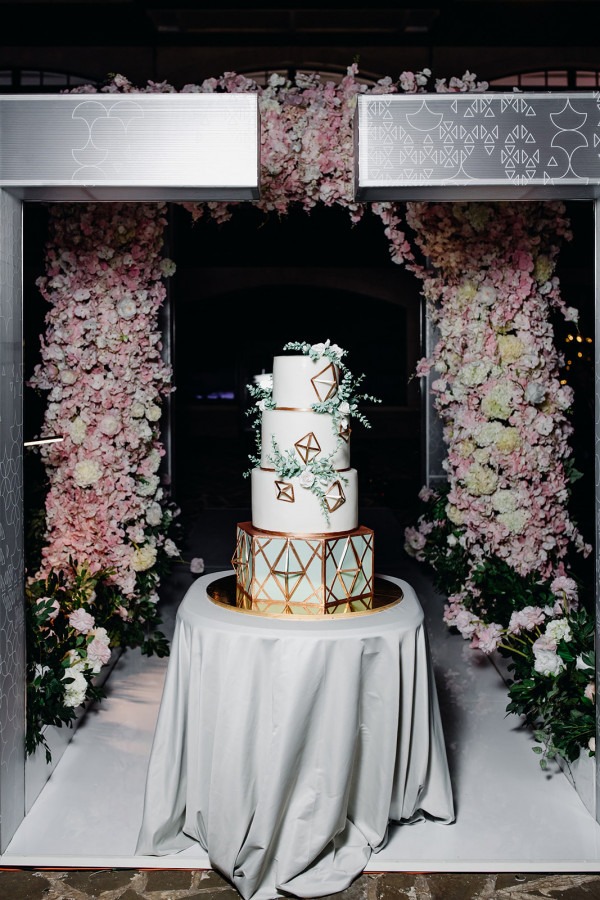 Классическая свадьба, утопающая в пудровых цветах