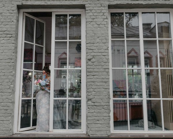 Свадебная вечеринка в лучах разноцветного неона