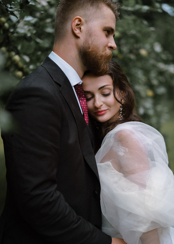 Романтичная свадьба в дождливый день