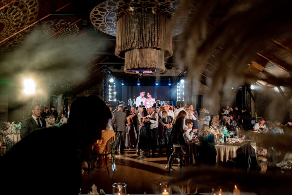 Яркая свадьба на природе